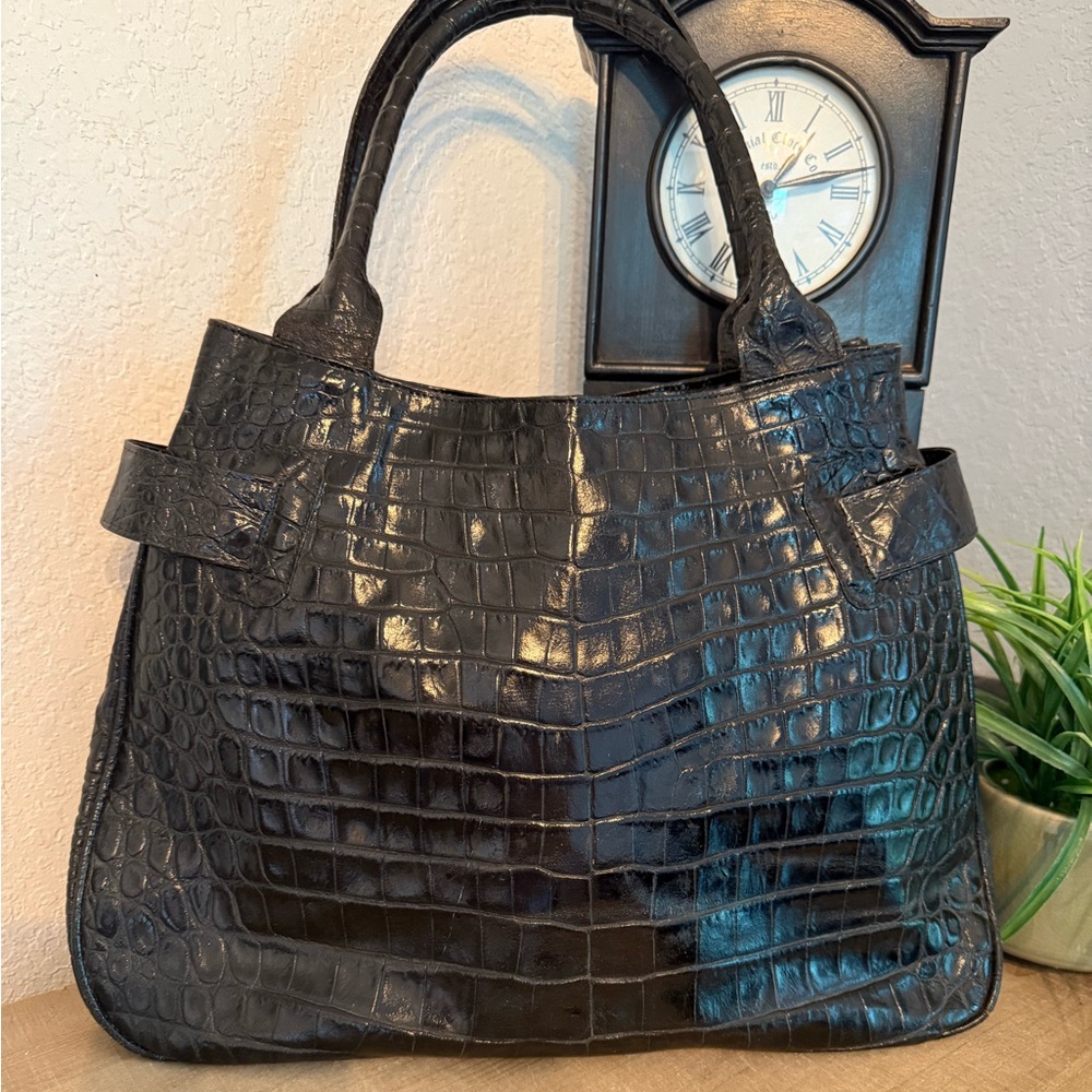 VEARI
	•	Style: Large black tote or shoulder bag